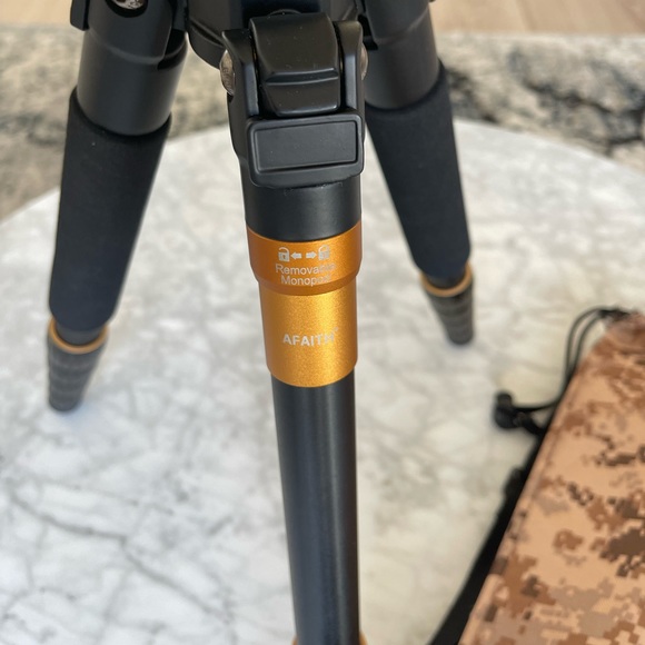 Canon Eos SL1 with case, lenses, and tripod - Picture 9 of 10